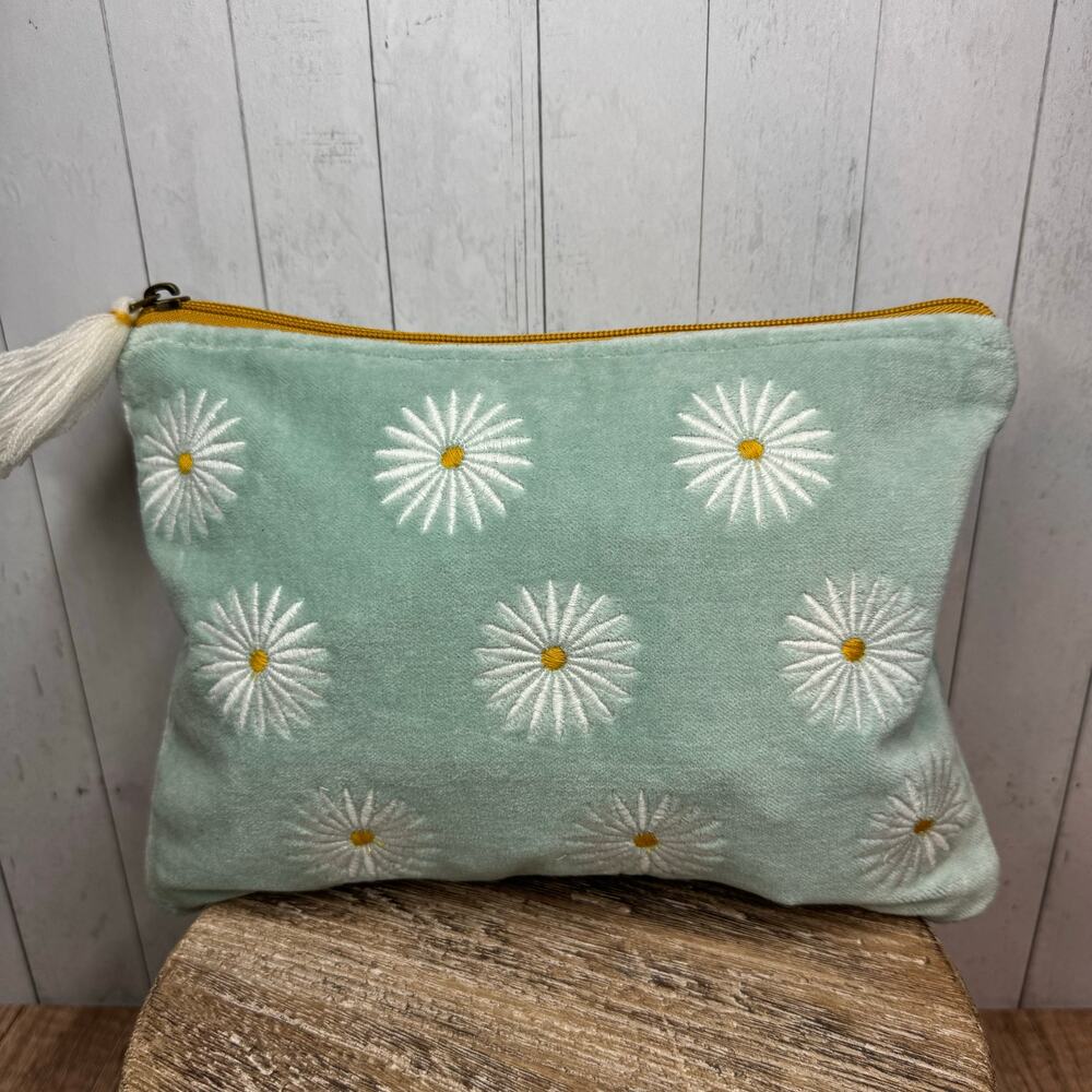 Daisy Makeup Bag Flower 10 x 7 Coin Puse Pouch Accessory Bag NEW Womens Bag